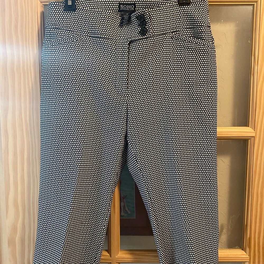 Classic black & white capri pants